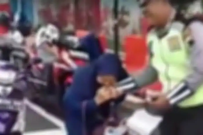 Emak-emak gigit polisi karena tolak ditilang, Kudus, Jawa Tengah