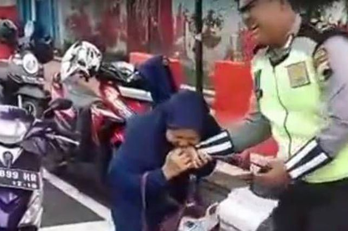Emak-emak gigit polisi karena tolak ditilang, Kudus, Jawa Tengah