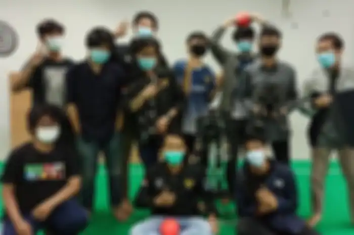  Tim robotika ITS bersama robot rakitannya