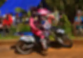 Ciye.. Kenapa Nih Pembalap Grasstrack Wanita Jateng Ketagihan Balap di Jabar