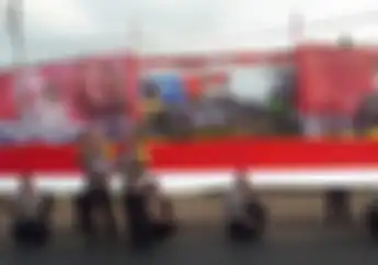 Peringati Hari Kemerdekaan, Polisi Bentangkan Bendera Merah Putih Raksasa, Pemotor Langsung Berhenti