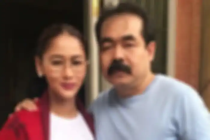 Biasa Tampil Kaku, Adam Suseno Bikin Salfok dengan Ekspresi Lucunya Saat Main TikTok Bersama Inul Daratista