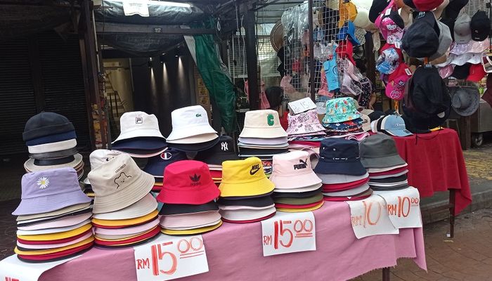 Barang-barang yang dijajakan di Petaling Street, Kuala Lumpur, Malaysia.