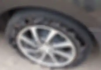 Waspada Melindas Botol Saat Riding, Ban Mobil Ini Jadi Bukti Bahayanya