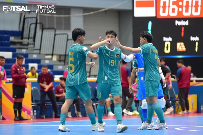 Selebrasi Rio Pangestu usai membuka keunggulan Timnas Indonesia atas Myanmar pada laga ketiga ASEAN Futsal Championship 2024 di Terminal 21, Korat, Rabu (6/11/2024)