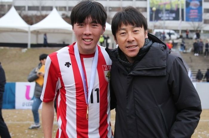 Pelatih timnas Indonesia, Shin Tae-yong (kanan), bersama anak kandungnya, Shin Jae-won.