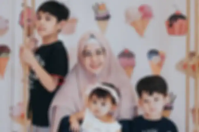 Risty Tagor dan anak-anaknya
