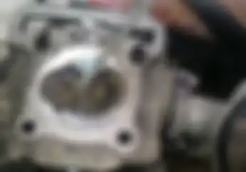 Mantap! Cuma Butuh Duit Rp 5 Ribu, Head Silinder Motor Kembali Kinclong