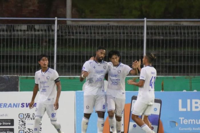 Pemain Arema FC melakukan selebrasi setelah berhasil mencetak gol ke gawang Bali United pada laga pekan ke-31 di Stadion I Gusti Ngurah Rai, Denpasar, Selasa (15/3/2022).