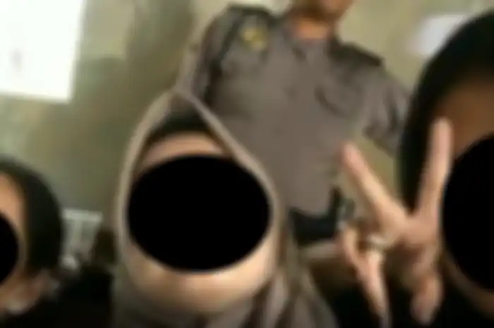 Para terduga pelaku pengeroyokan Audrey yang berselfie di kantor polisi