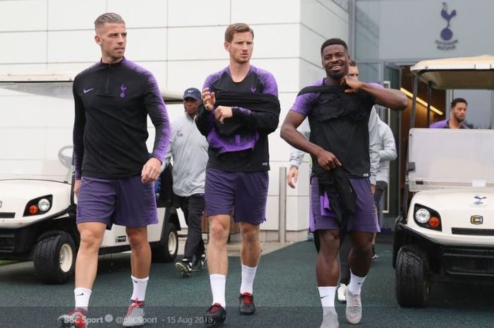 Tiga pemain Tottenham Hotspur, Toby Alderweireld (kiri), Jan Vertonghen (tengah), dan Serge Aurier (kanan).