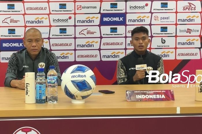 Pelatih timnas U-16 Indonesia, Nova Arianto bersama pemainnya Josh Holong saat konferensi pers pasca-laga lawan Laos di Stadion Manahan, Solo pada Kamis (27/6/2024).