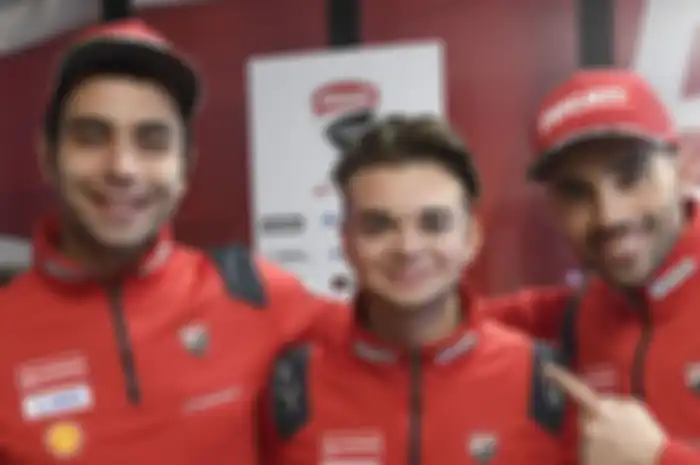 Jelang MotoGP Virtual Race kedua, Danillo Petrucci (kiri) dan test rider Ducati MIchele Pirro (kanan) berguru ke juara dunia MotoGP eSport Andrea Saveri (tengah). 
