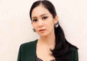 Jadi Istri Produser Kaya, Intip Gaya Simpel Bunga Zainal Sambil Pamer Tas 278 Juta Rupiah di Momen Kelulusan Sang Anak