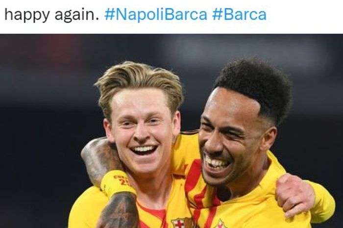 Pierre-Emerick Aubameyang (kanan) bersama Frenkie de Jong merayakan gol Barcelona ke gawang Napoli di Liga Europa.