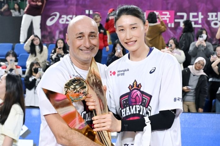 Pelatih Incheon Heungkuk Life Pink Spiders, Marcello Abbondanza, bersama pemain andalannya, Kim Yeon-koung, saat merayakan gelar juara musim reguler Liga Voli Korea 2024-2025 pada laga putaran keenam di Chungmu Gymnasium, Sabtu (1/3/2025).