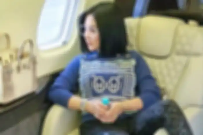 Potret Syahrini duduk santai di pesawat jet pribadi saat berangkat ke Singapura