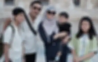 Bak Petir di Siang Bolong, Fenita Arie Mendadak Lemas Pergoki Putra Sulungnya Nekat Loncat dari Balkon Rumah Lantai 2, Ada Apa?
