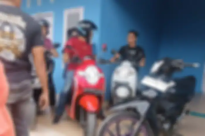 Polsek Percut geledah rumah yang diduga jadi gudang motor curian.