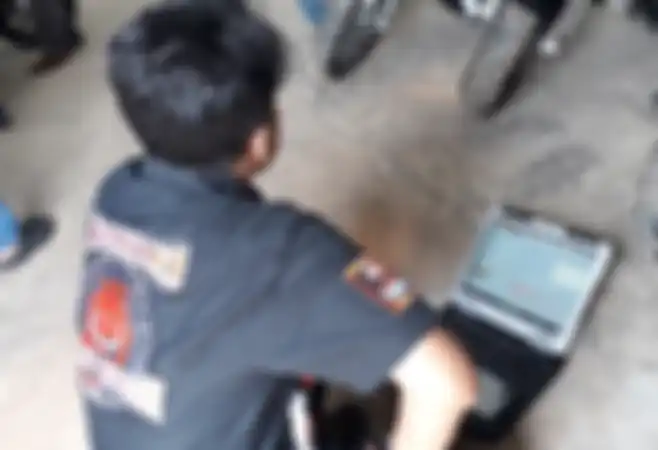 Proses pengecekan empat Harley-Davidson di Rupbasan menggunakan alat khusus