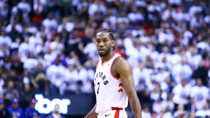 Kawhi Leonard saat masih membela Toronto Raptors berlaga melawan Philadelphia 76ers pada semifinal Wilayah Timur Playoff NBA 2019, di Scotiabank Arena, Toronto, Amerika Serikat, Minggu (12/5/2019).