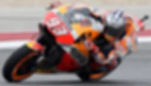 Marc Marquez juga memilih pakai sok depan berbahan serat karbon, terlihat tabungnya berwarna hitam