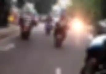 Gawat, Video Kelompok Bermotor Bandung yang Mengangkat-ngangkat Pedang Menyebar
