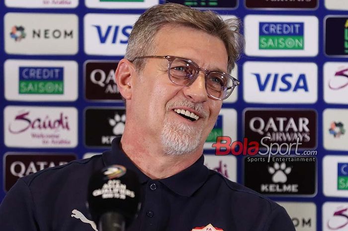 Pelatih Timnas Bahrain, Dragan Talajic, sedang memberikan keterangan kepada awak media di Media Center Stadion Gelora Bung Karno, Senayan, Jakarta, Senin (24/3/2025).