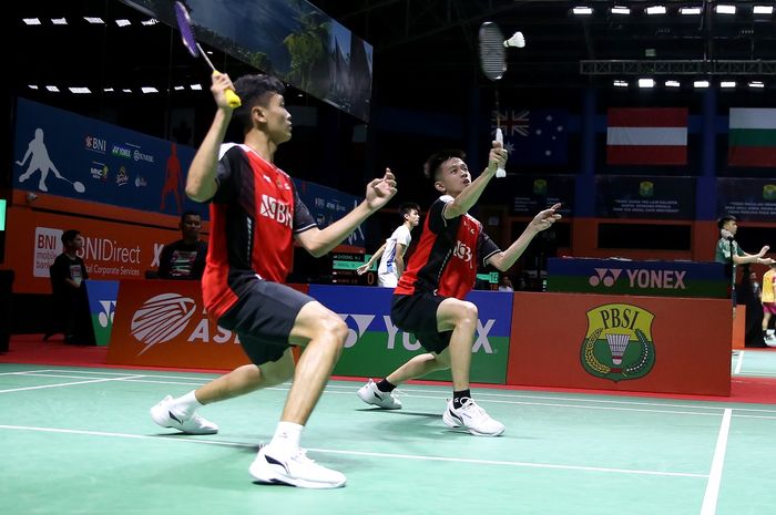 Raymond Indra/Daniel Edgar Marvino saat beraksi pada Indonesia International Challeng di GOR Bulutangkis Pancing Medan, Sumatera Utara, Kamis, (31/8/2023).