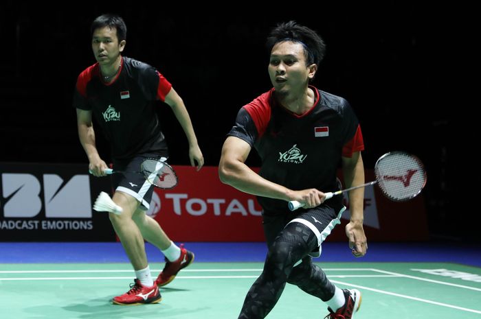 Pasangan ganda putra Indonesia, Hendra Setiawan/Mohammad Ahsan, saat menjalani laga melawan rekan senegara Fajar Alfian/Muhammad Rian Ardianto pada semifinal Kejuaraan Dunia 2019 di St Jakobshalle, Basel, Swiss, Sabtu (24/8/2019).