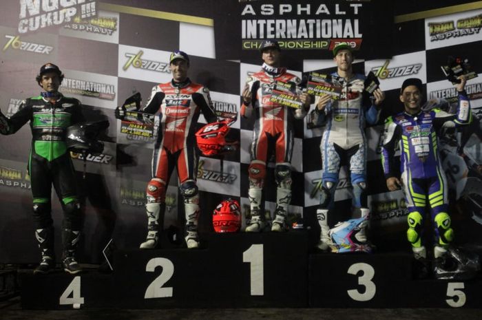 Doni Tata Pradita (kanan) menjadi pembalap Indonesia dengan hasil terbaik pada balapan kedua kelas FFA450 Internasional dalam Trial Game Asphalt International Championship di Sirkuit Gokart Boyolali, Jawa Tengah, 14 Desember 2019.