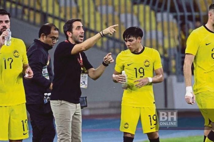 Pelatih Timnas Malaysia, Pau Marti Vicente, memberikan instruksi kepada para pemainnya dalam laga melawan Timnas Filipina.