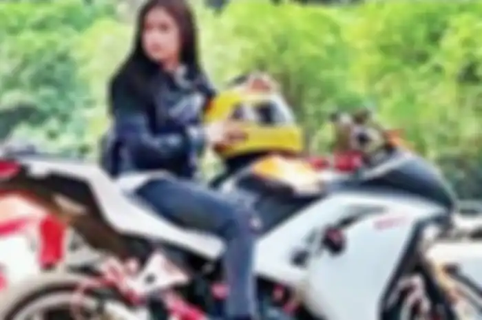 Prilly tampil berpose bareng moge