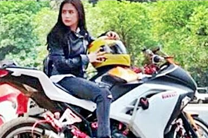 Prilly tampil berpose bareng moge