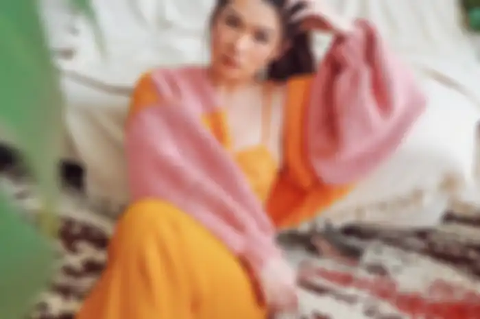 Padu padan outer rajut selama musim hujan biar kelihatan kece!