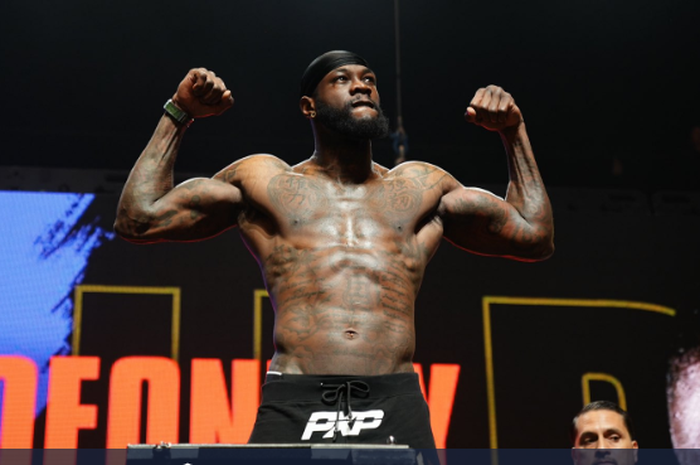 Petinju kelas berat, Deontay Wilder, saat melakukan sesi timbang badan.