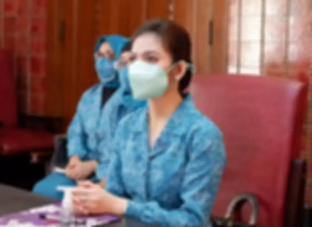 Duduk Ngemper Sambil Masak Bareng Ibu-ibu, Tampilan Sederhana Selvi Ananda Sang Menantu Jokowi Jadi Sorotan