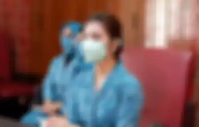 Diam-diam Sembunyikan Barang Branded Dibalik Tampilan Sederhananya, Selvi Ananda Kepergok Bawa Tas Dior Saat Pimpin Rapat PKK, Berikut Harganya