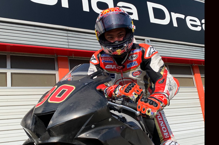 Pembalap MotoGP Takaaki Nakagami ketangkep ngegas motor superbike Honda CBR1000RR-R, kode bakal banting profesi ke WSBK?
