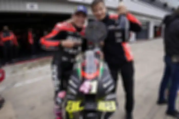 Aleix Espargaro dan Massimo Rivola saat merayakan podium MotoGP Inggris 2021