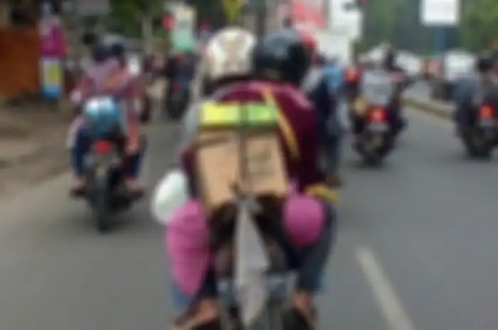 Ilustrasi perjalanan mudik lebarang dengan mengendarai motor.