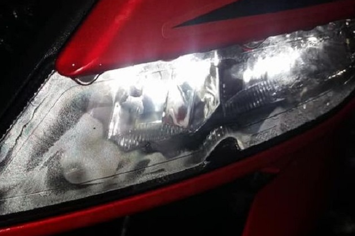 Ilustrasi mika lampu motor berembun.