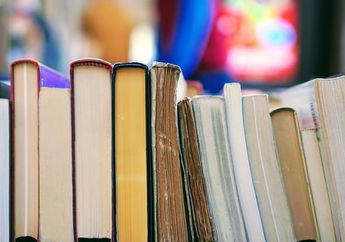 Arti Mimpi Dapat Hadiah Buku Pertanda Akan Datangnya Kesuksesan, Simak Tafsir Lengkapnya Berikut Ini!