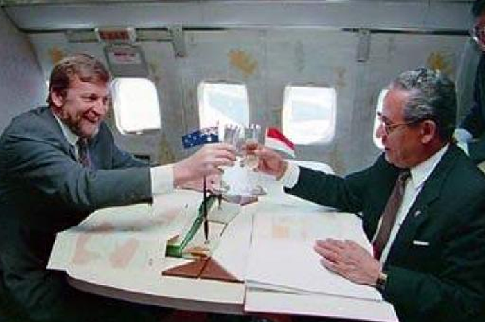 Keruk kekayaan Timor Leste, Gareth Evans dan Ali Alatas menandatangani Perjanjian Celah Timor 1989