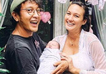 Tanpa Babysitter, Inilah Alasan Dimas Anggara dan Nadine Chandrawinata Ingin Mengurus Sendiri Sang Buah Hati 