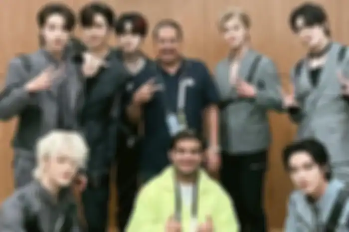 Aksi NCT Dream cium tangan Pak Muh viral