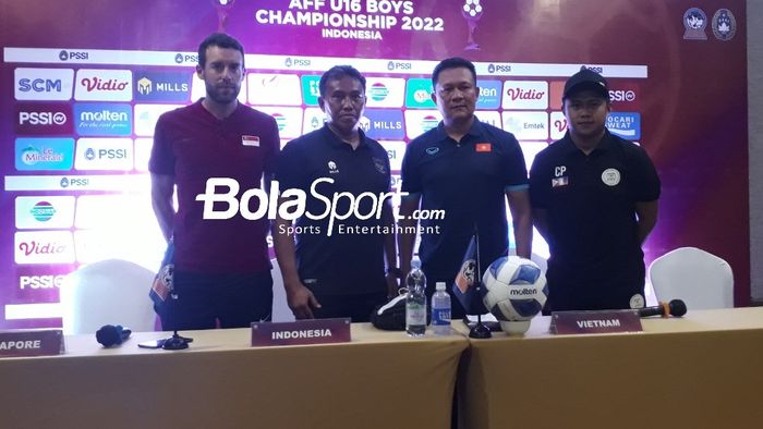 Dari kiri ke kanan pelatih di grup A Piala AFF U-16 2022: Singapore - Angel Toledano, Indonesia - Bima Sakti, Vietnam - Nguyen Quoc Tuan , Philippines - Christopher Pedimonte