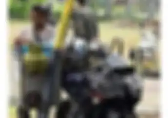 Sadis! Ada Tukang Pentol Naik Yamaha R25 Bro.., Sakit Hati Enggak Tuh?
