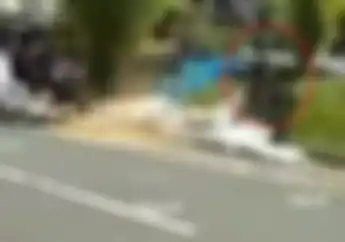 Kasihan Tapi Lucu.. Video Pembalap Tabrak Pembatas Sampai Tersangkut di Pagar