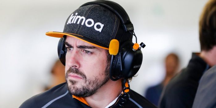 Fernando Alonso saat berada di paddock tim McLaren dalam sebuah sesi F1 GP Brasil 2018.